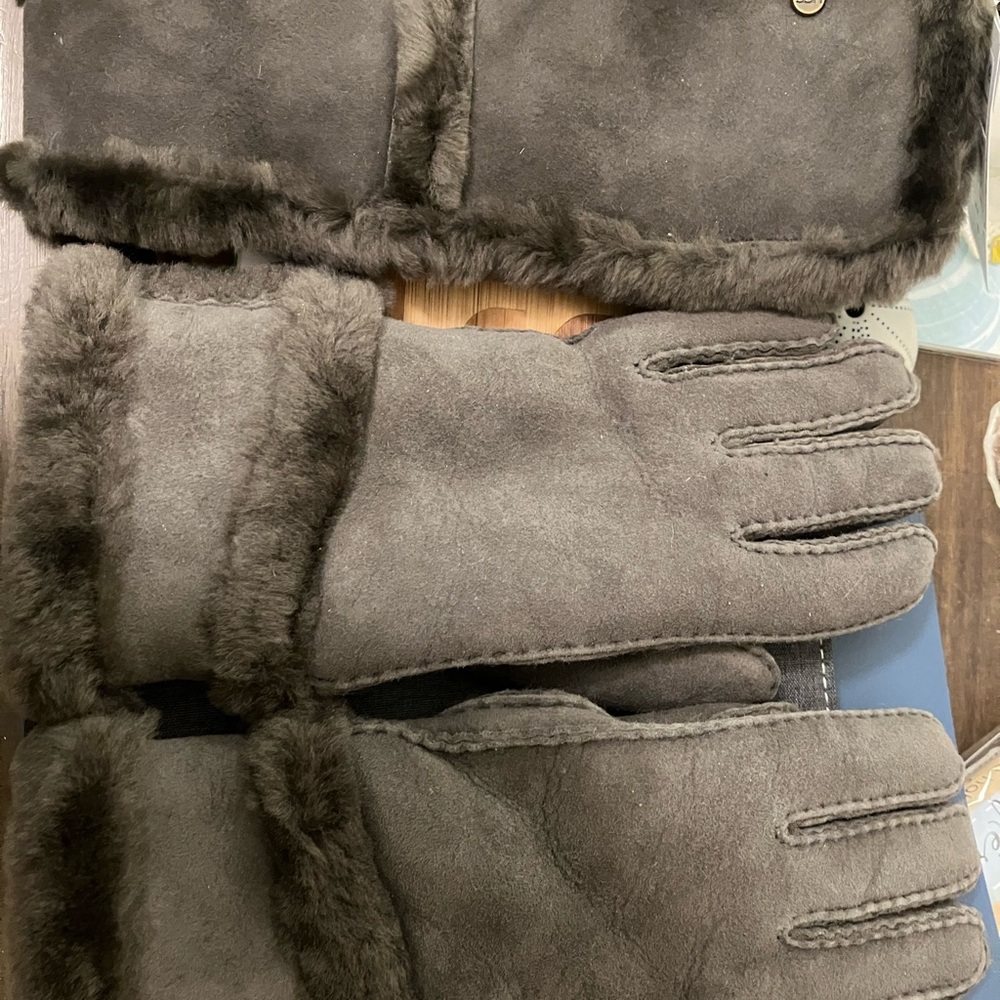 Gray/Brown with hints of muted olive UGG Gloves and Headband set